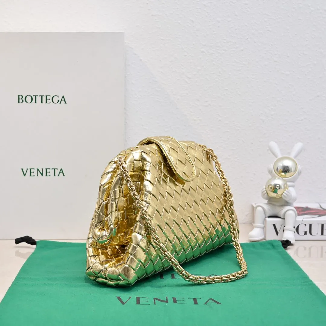 Batch 2260 Bitters Venetia 2024 summer series brings Lauren 1980 handbags back to the public eye. The design of the bag is inspired by ancient Roman architecture. It uses the brand's iconic Intrecciato lambskin woven bag body with a hard frame. No logo can be seen on the whole bag. It is equipped with a leather woven metal chain. When using it as a clutch, just put the chain directly in the bag ~ showing an elegant and timeless style. Decades later, when Lauren Hutton once again walked on the Bottega Venetia spring and summer show with this bag, the charm of the year still remains intact despite the passage of time. Size: 31.5*16.5*11 Style No.: 5807